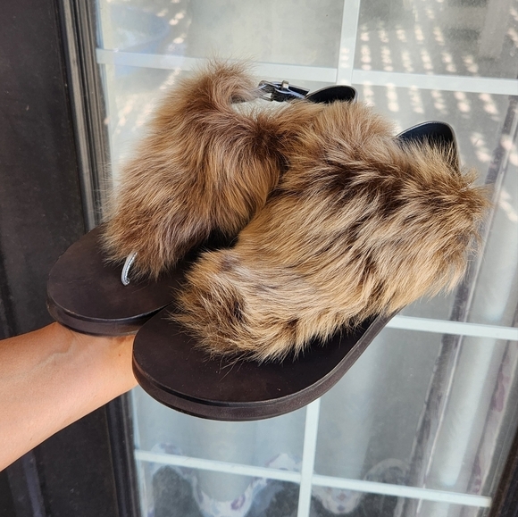 Brunello Cucinelli 100%โ Plush Fur Toe Strap Sandals A176 - Picture 4 of 14